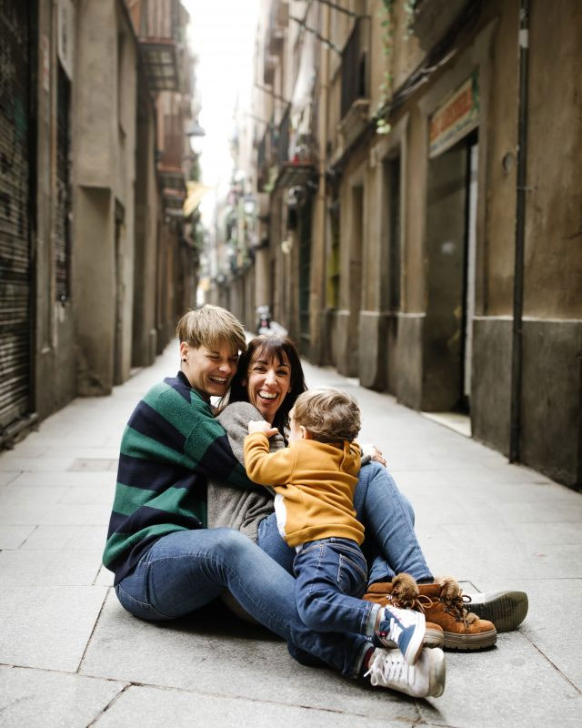 Sesión lifestyle de familia en el barrio gótico de Barcelona