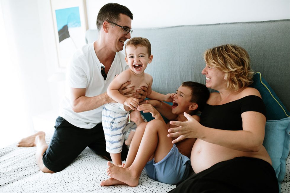 fotografa barcelona embarazada con familia