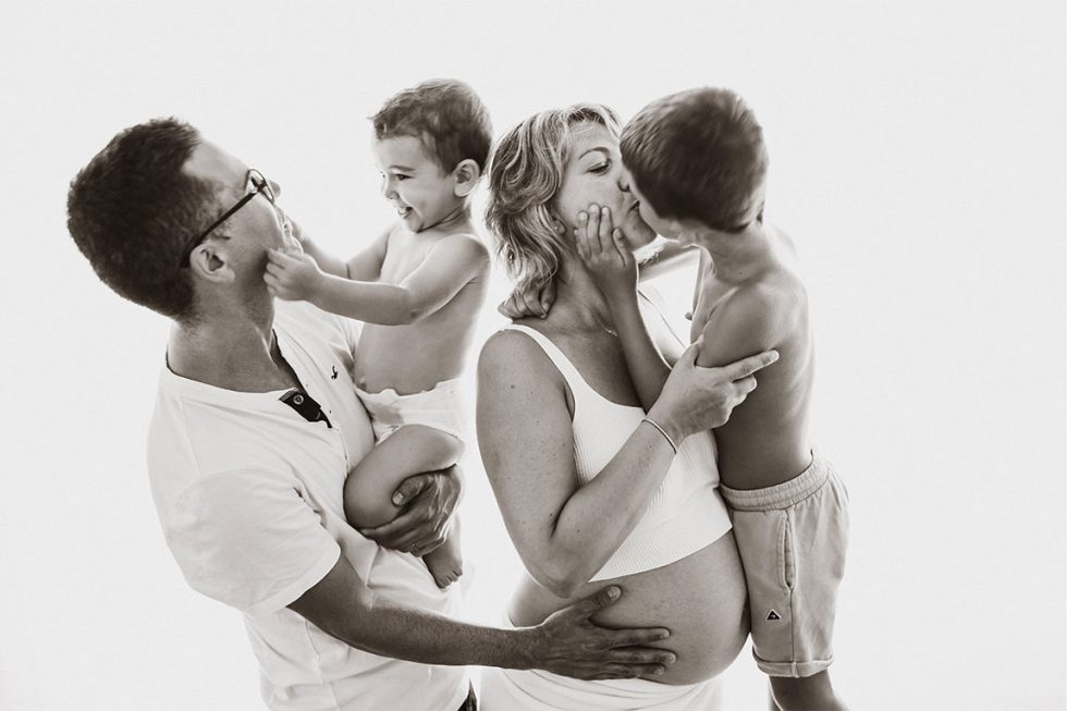 sesion fotografia de familia y embarazo en barcelona