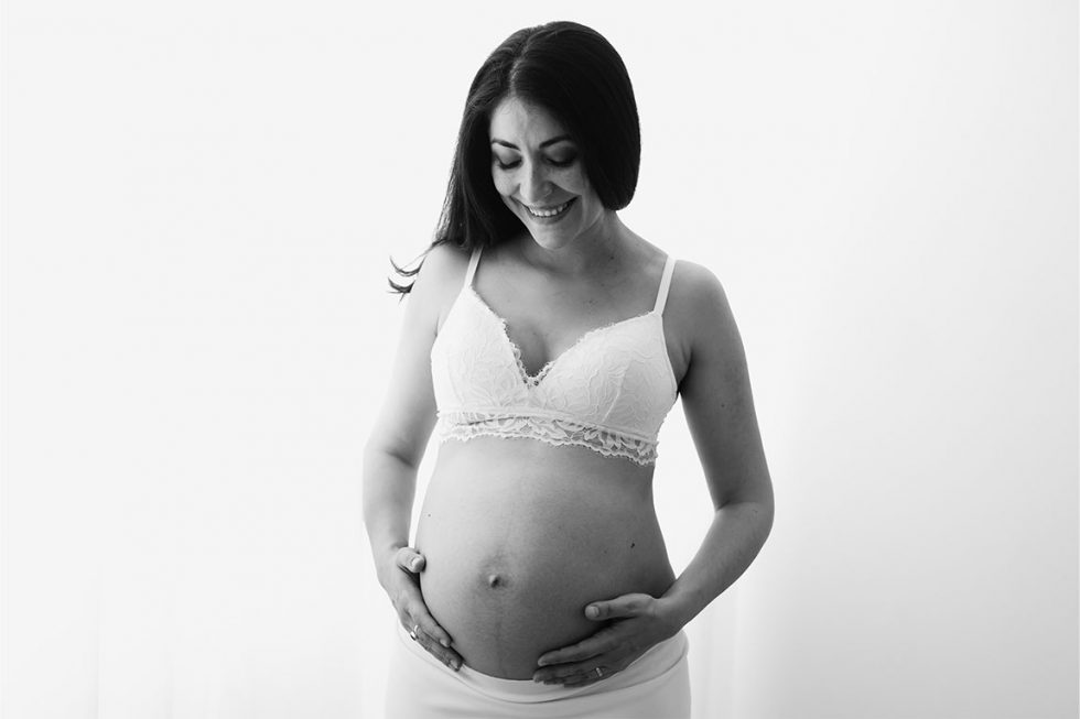 fotografía en blanco en negro de una embarazada de barcelona