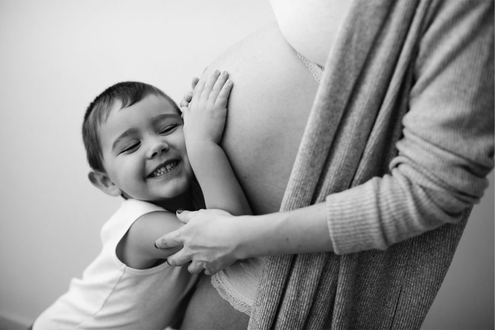 fotografa barcelona embarazada con hermano