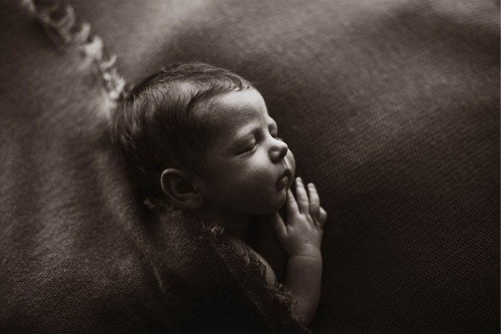 bebe newborn durmiendo en una fotografia