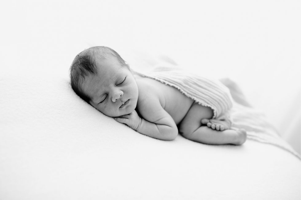 newborn bebe recien nacido fotografia blanco y negro