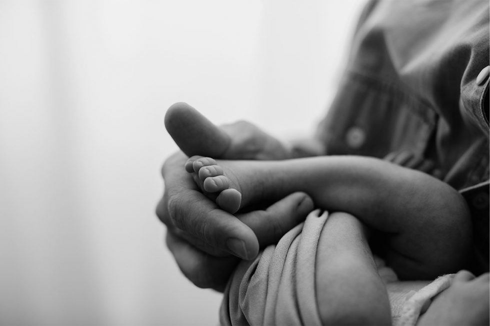 pies de recien nacido en una fotografia