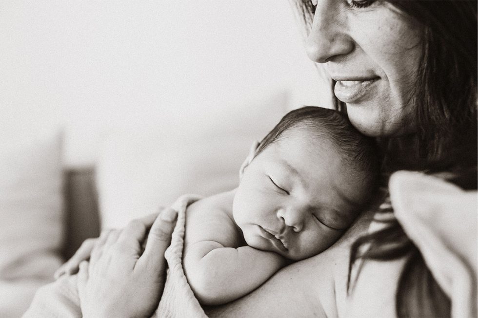 bebe recien nacido en fotografia blanco y negro y su madre