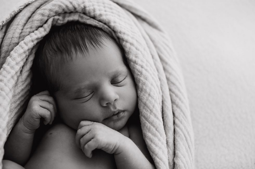 fotografia en blanco y negro de recien nacido