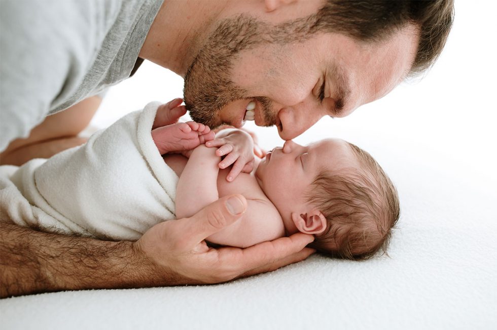 recien nacido con su padre captado en fotografía