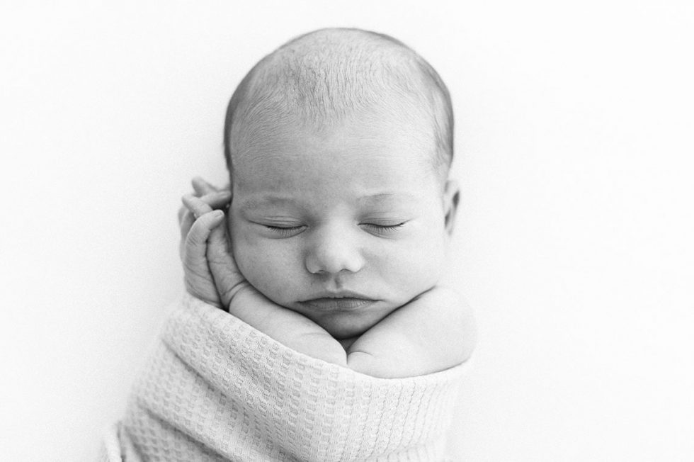 fotografia de un recien nacido en blanco y negro