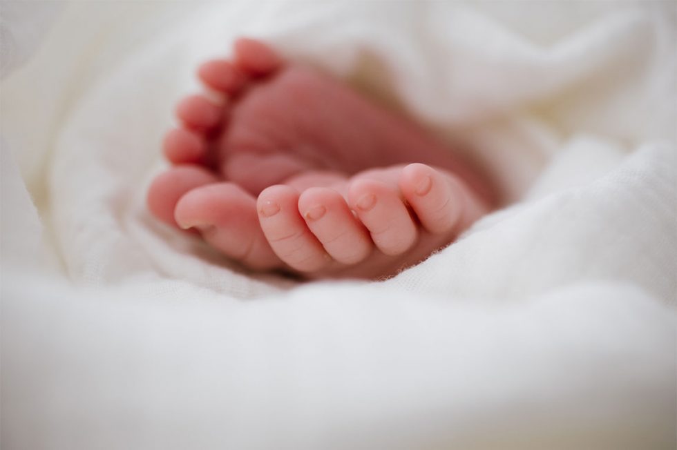 pies de un newborn en una sesion de fotos de barcelona