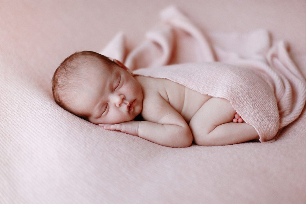 niña recien nacida fotografia tonos rosas barcelona