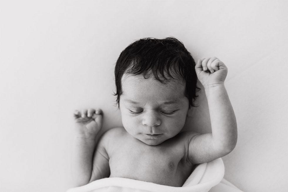 fotografia captando los gestos de un bebe newborn