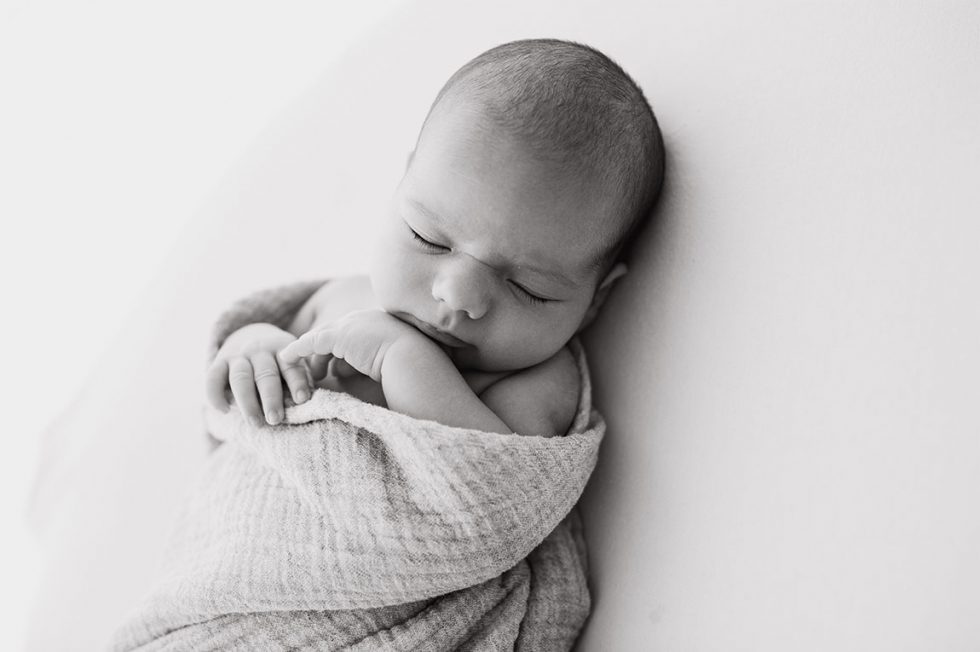 recien nacido newborn en una fotografia con una mantita