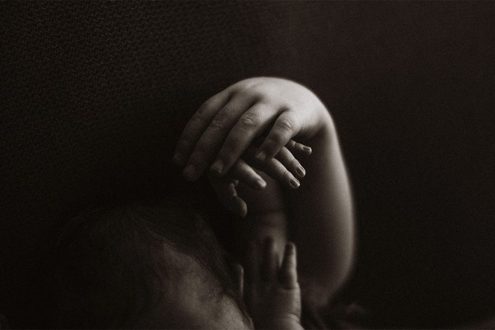 mano de un recien nacido con su hermano fotografia barcelona