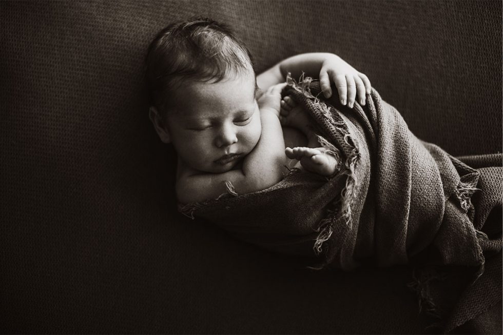 fotografa de barcelona hace foto a un bebe newborn en blanco y negro