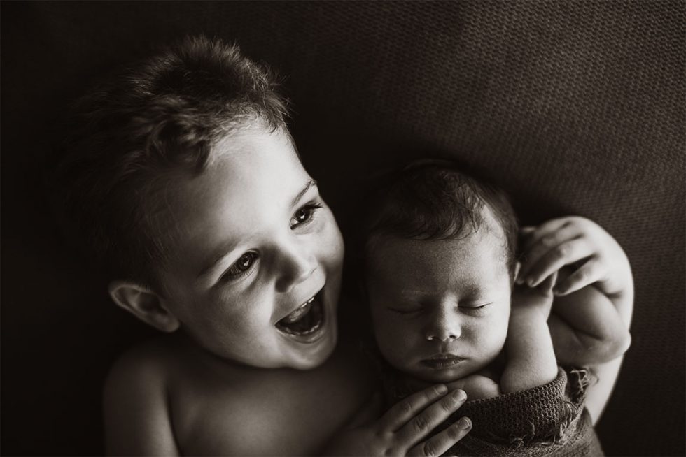 hermano con un recien nacido por una fotografa de barcelona