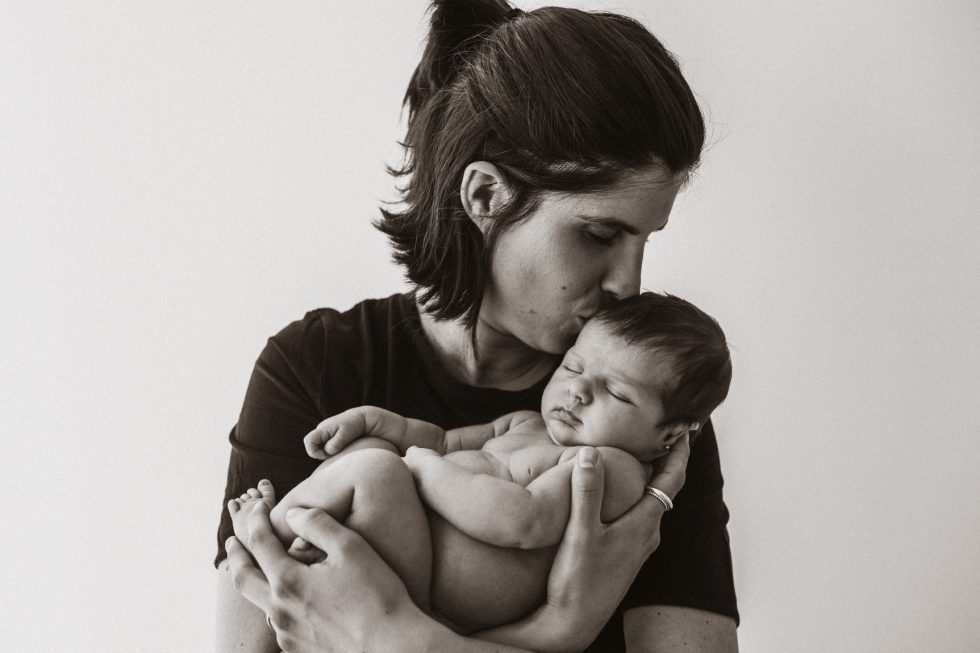 fotografia de una madre con su hija recien nacida