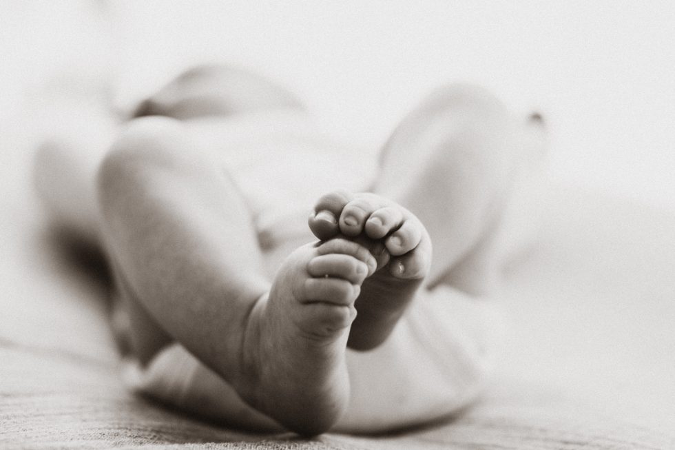 pies de un newborn en un foto en blanco y negro captada por una fotografa de barcelona