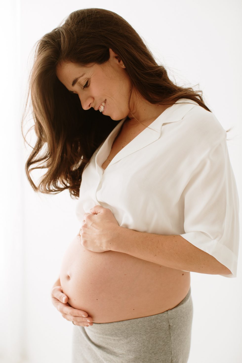 reportaje fotografico de embarazo en barcelona luz blanca