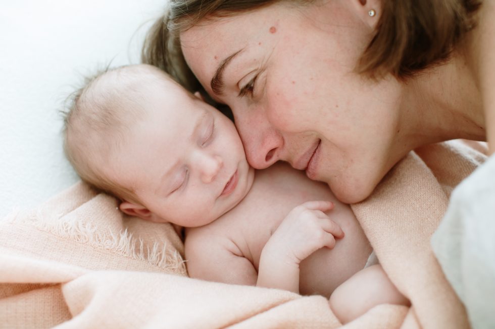 fotografa barcelona capta la emoción de una madre con su newborn