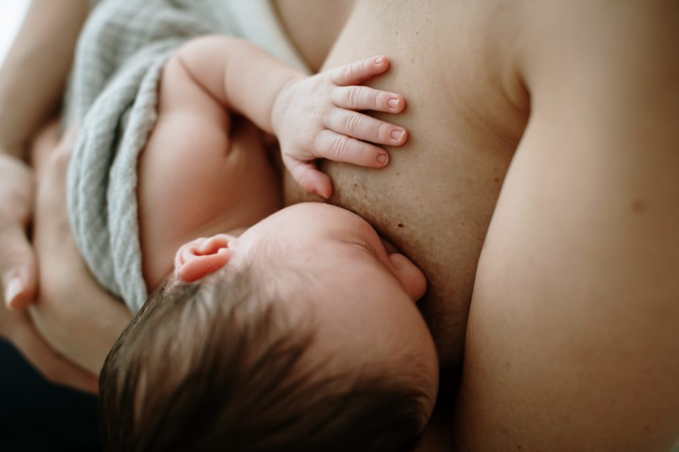 fotografia de una madre dando el pecho a su hijo