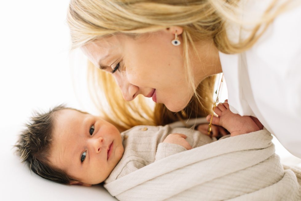 madre con su recien nacido en una foto