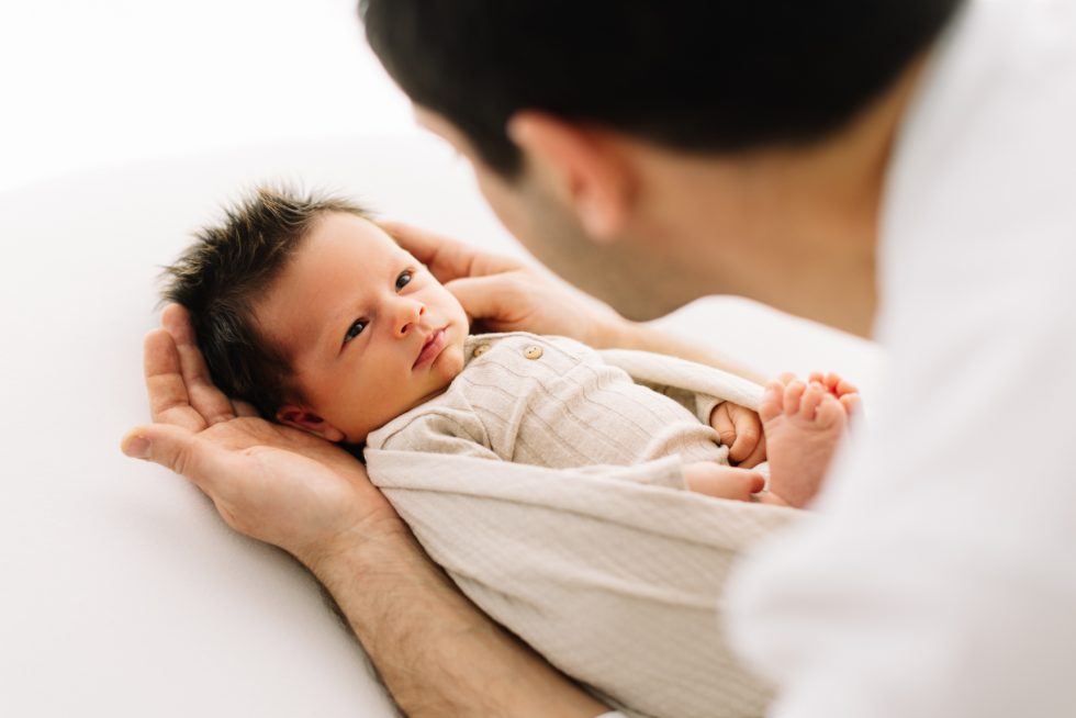 padre con su hijo recien nacido en una sesion fotografica de barcelona