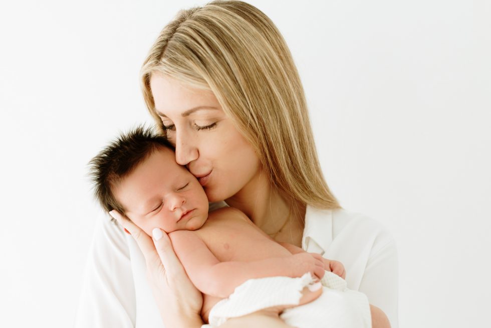 estudio de fotografía bebe newborn y su madre