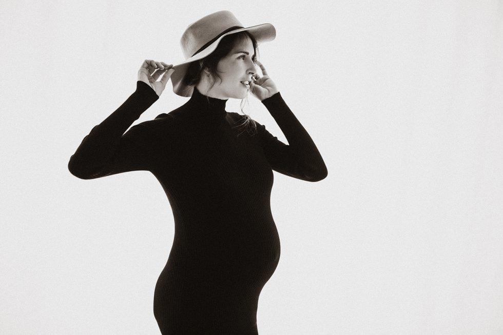 embarazada elegante en una sesion de fotografia