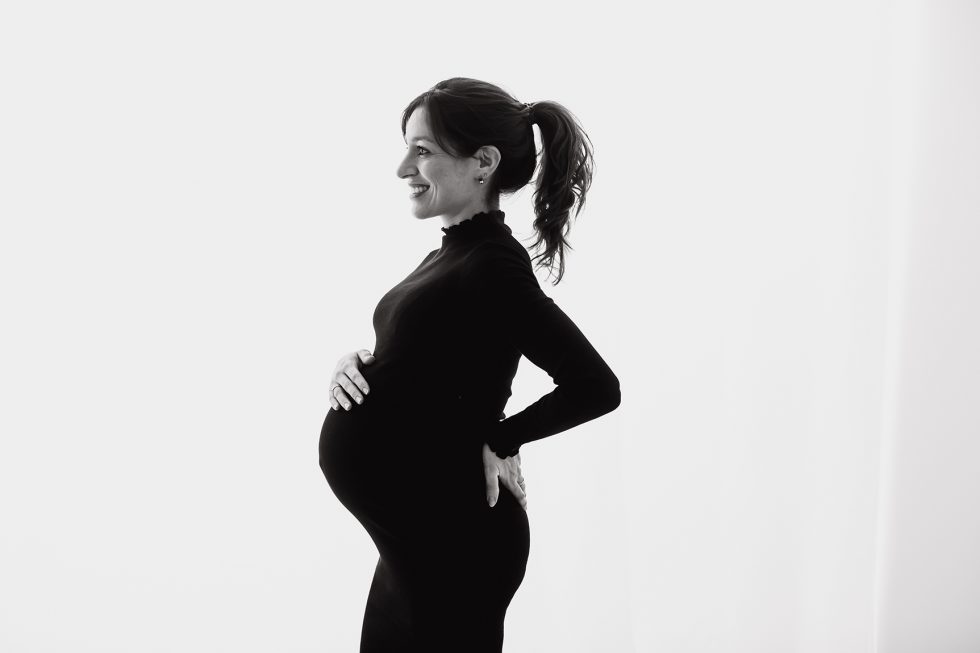 sesion foto premama en blanco y negro