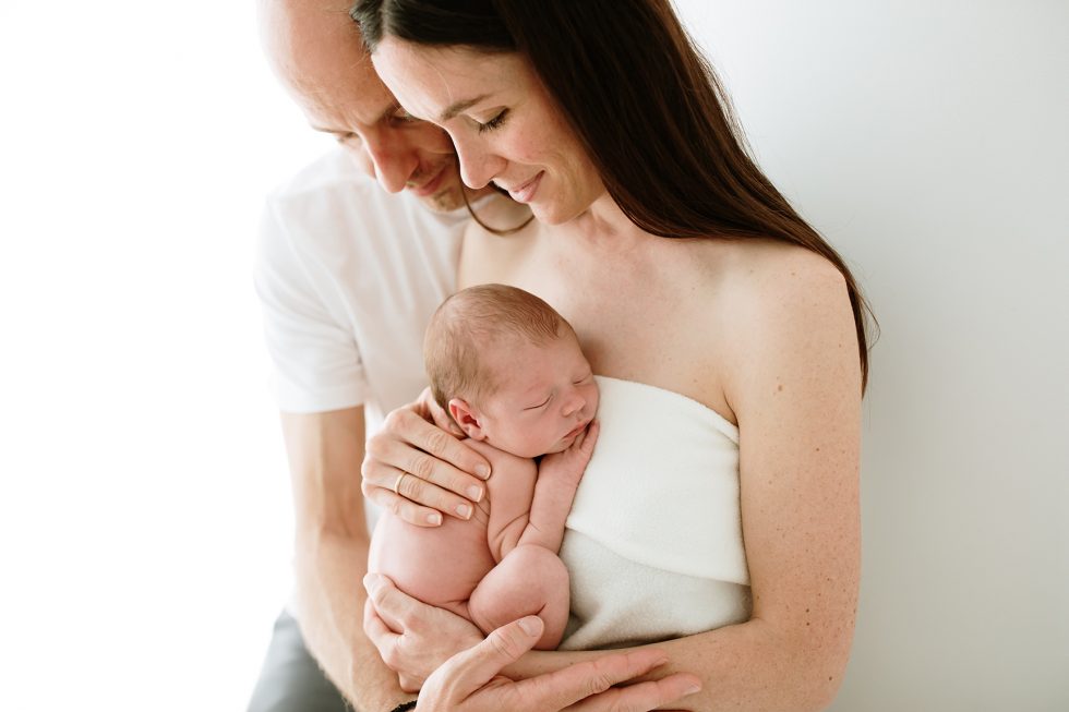 fotografia de una pareja con su recien nacido