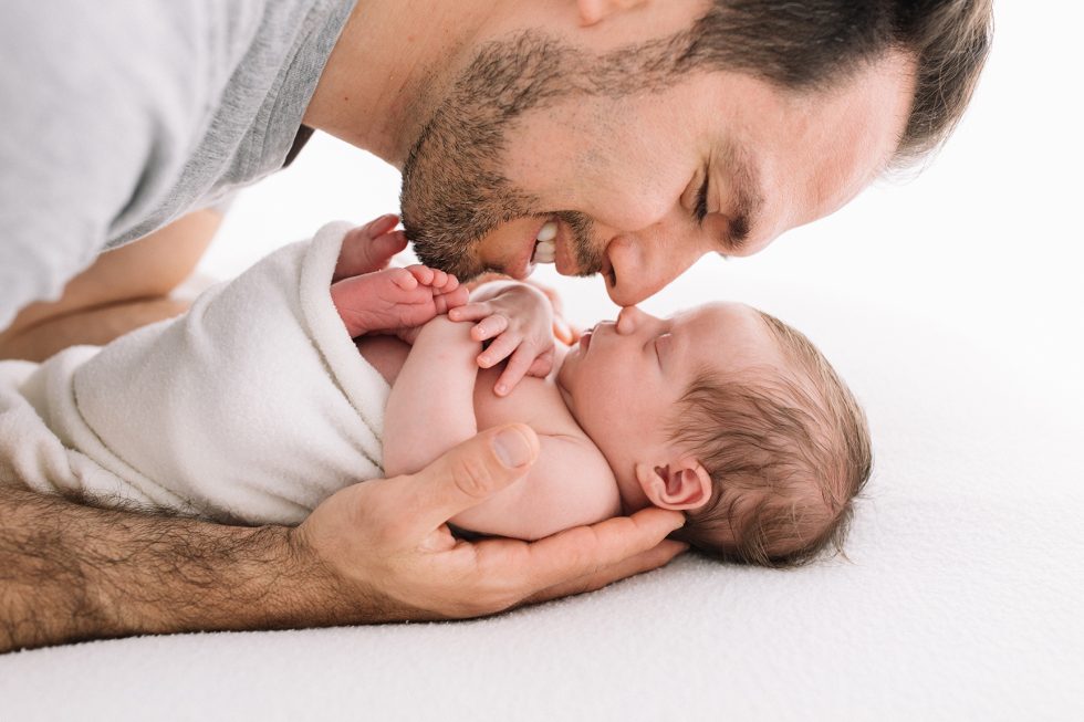 fotografo barcelona recien nacido y su padre