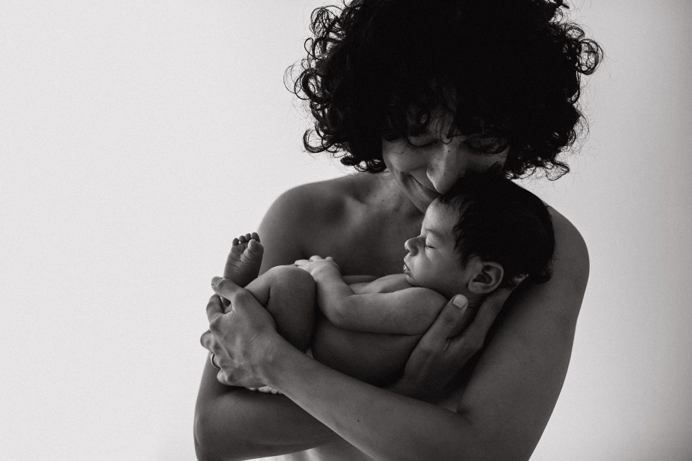 fotografía recien nacido barcelona con su madre