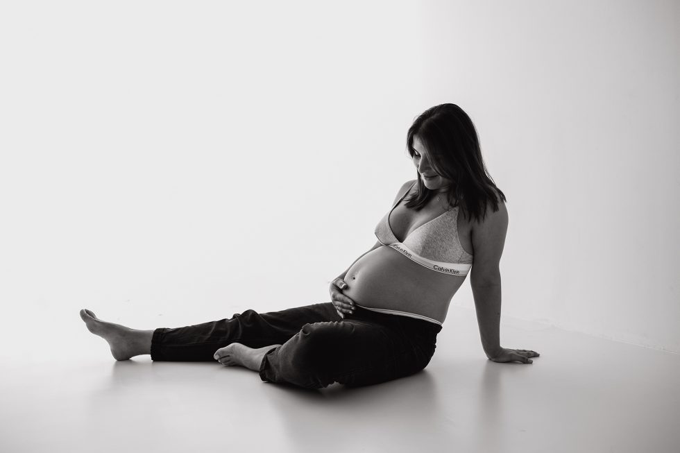 fotografa de estudio de embarazadas en blanco y negro
